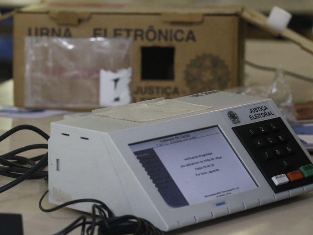 Em resposta a Bolsonaro, associação de delegados da PF defende urnas