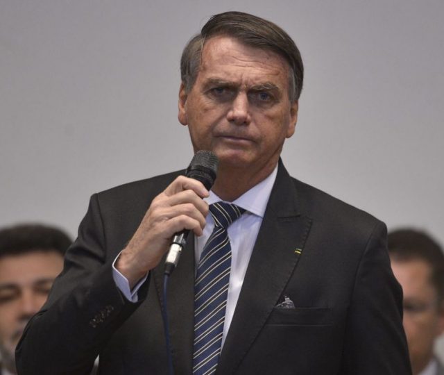 Bolsonaro corta 93% da verba do Casa Verde Amarela em 2023, e não há dinheiro nem para concluir obras paradas