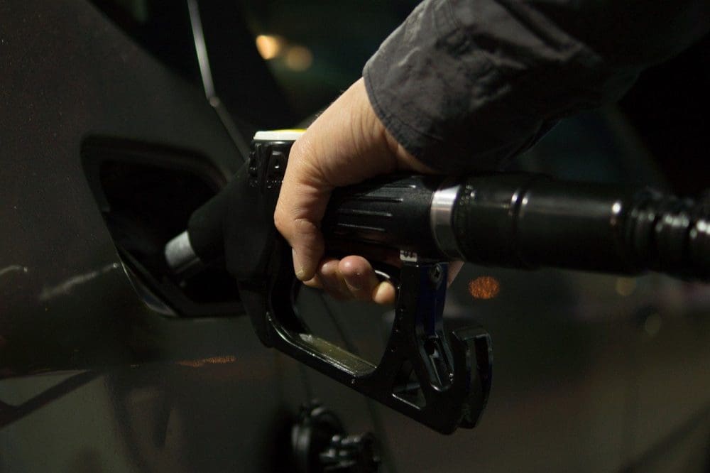 Por que preço da gasolina se tornou impasse para Lula no início do governo