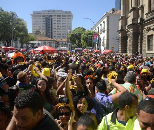 Balanço do carnaval tem 500 toneladas de lixo e 1,5 mil multas no RJ