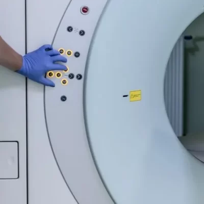 Homem passa a noite em aparelho de ressonância e processa hospital