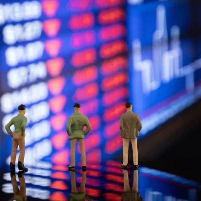 7 séries documentais que explicam a economia atual (e por que você deveria assistir)