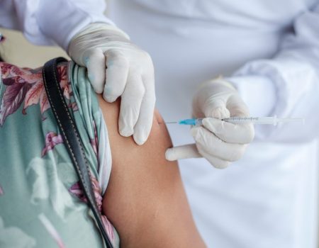 Nova vacina contra VSR promete proteção para idosos no Brasil