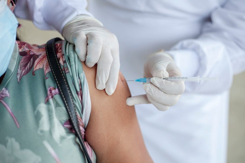 Baixa adesão à vacina da gripe no Brasil pode ter relação com fake news