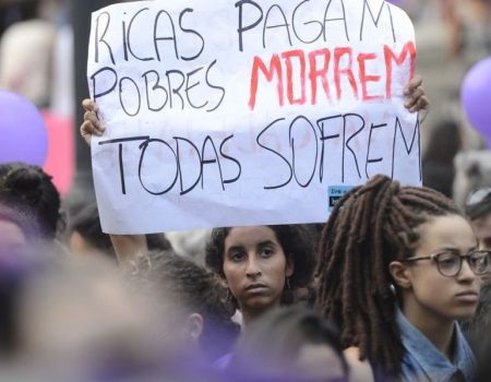 Aborto no Brasil: dados revelam que uma em cada sete mulheres já passou por essa experiência