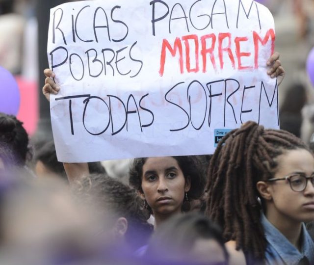 Aborto no Brasil: dados revelam que uma em cada sete mulheres já passou por essa experiência