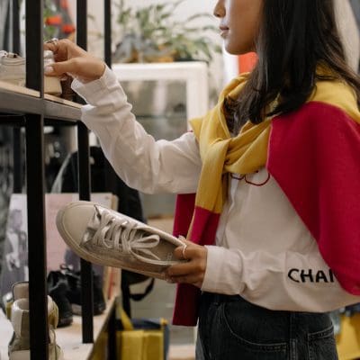 Varejo brasileiro tem queda real de 0,1% em fevereiro, aponta IBGE