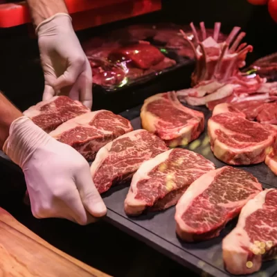 Como a carne de laboratório pode revolucionar a indústria alimentícia e o meio ambiente