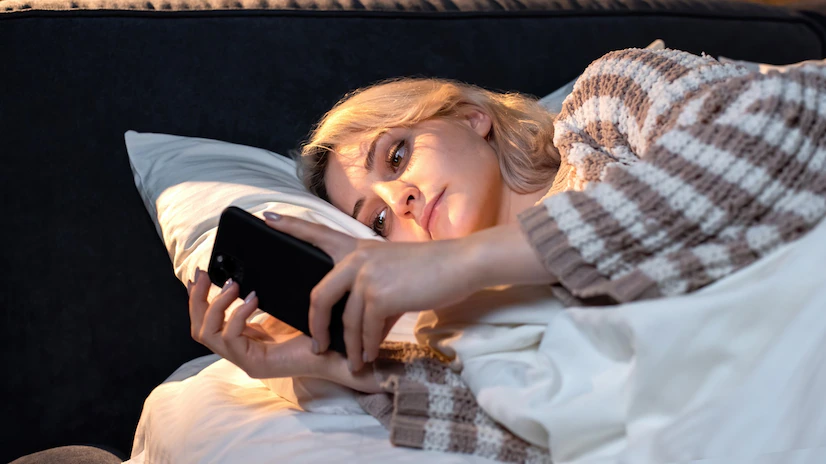Uso das redes sociais antes de dormir afeta o sono, revela estudo