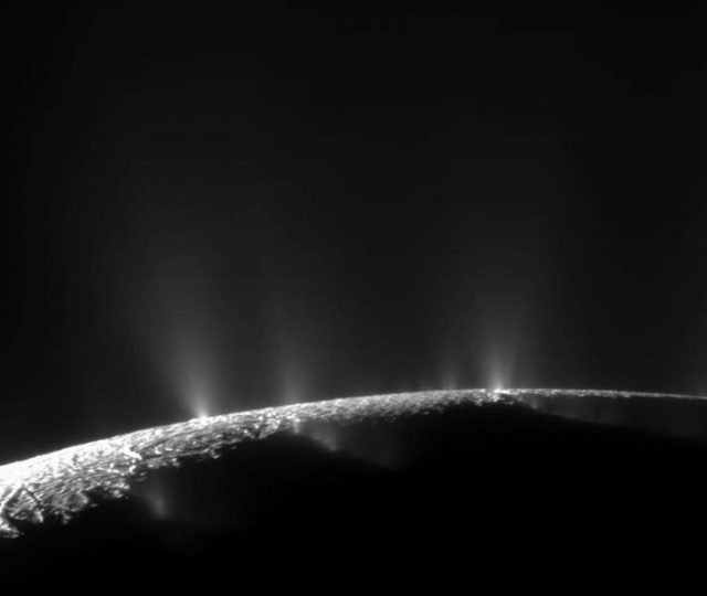 O mistério de Encélado: como a lua oceânica de Saturno se mantém aquecida?