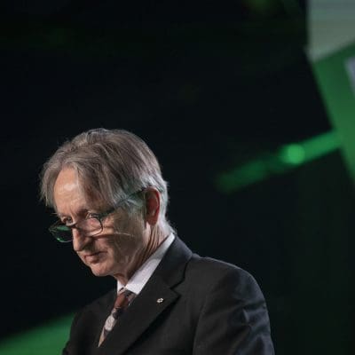 Por que o “padrinho” da inteligência artificial se arrependeu do seu trabalho no Google?