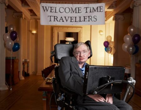 A curiosa experiência de Stephen Hawking com a viagem no tempo