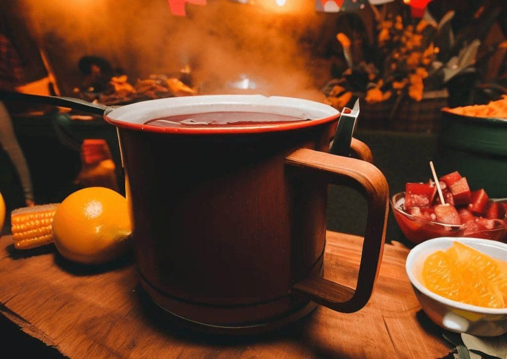 A origem do quentão, a bebida que aquece as festas juninas