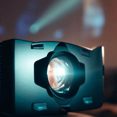 5 projetores ideais para montar um cinema em casa