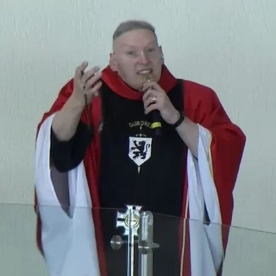 Petição online quer Padre Marcelo Rossi em jogo de combate a demônios