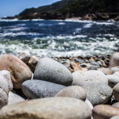 Geóloga descobre rochas plásticas em ilha brasileira