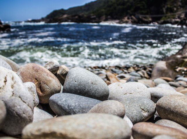 Geóloga descobre rochas plásticas em ilha brasileira
