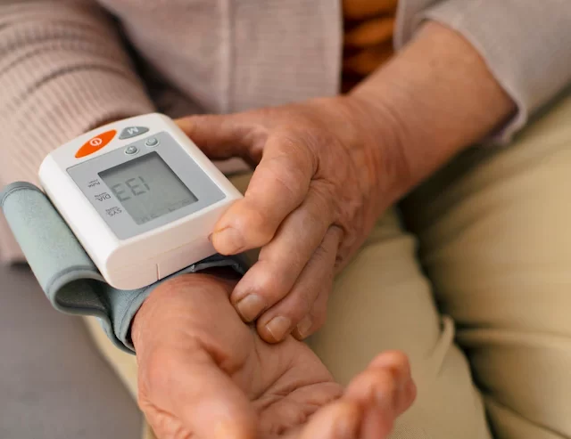 5 melhores medidores de pressão arterial para você ter em casa