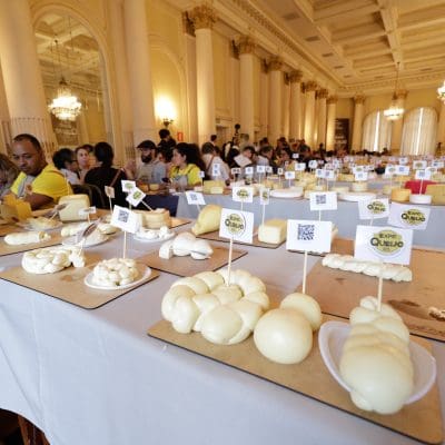 Araxá sedia a maior feira de queijos artesanais do Brasil e premia os melhores produtores