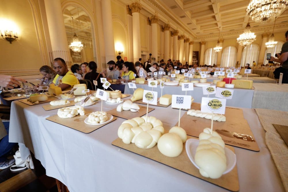 Araxá sedia a maior feira de queijos artesanais do Brasil e premia os melhores produtores