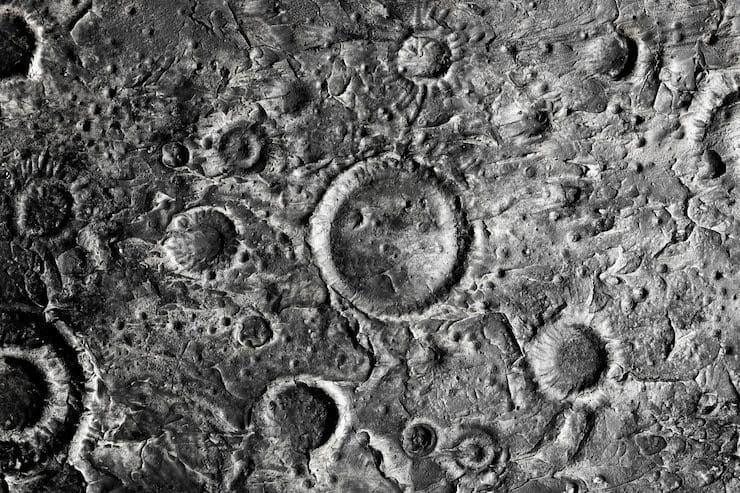 Nasa revela cratera na Lua causada por missão russa fracassada