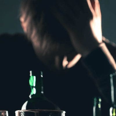Alcoolismo tem cura? Conheça os sintomas, os medicamentos e os programas de recuperação