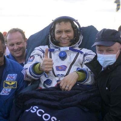 Astronauta americano volta à Terra após um ano no espaço