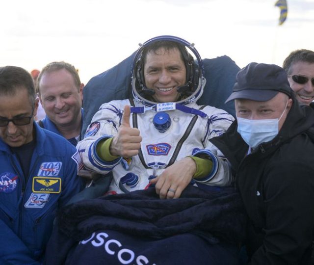 Astronauta americano volta à Terra após um ano no espaço