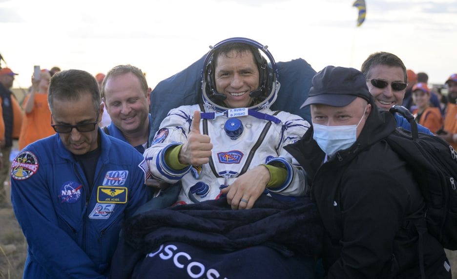 Astronauta americano volta à Terra após um ano no espaço
