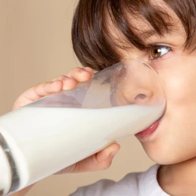 Leite de vaca faz bem à saúde, dizem entidades médicas