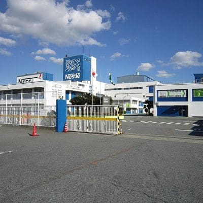 Quais empresas brasileiras a Nestlé comprou e qual foi o destino delas?