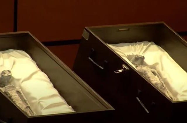 Ufólogo mexicano mostra múmias que seriam de extraterrestres na Câmara dos Deputados