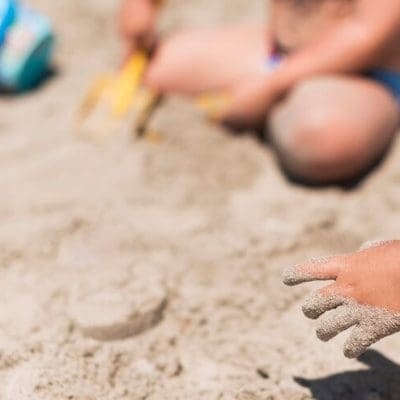 Os perigos escondidos na areia de playground: um estudo revela a presença de bactérias, fungos e parasitas