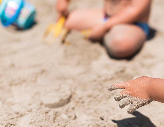 Os perigos escondidos na areia de playground: um estudo revela a presença de bactérias, fungos e parasitas