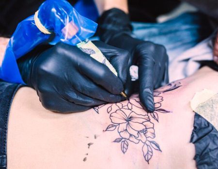 Clínica de dermatologia ajuda vítimas de gangues e tráfico humano a apagar tatuagens indesejadas