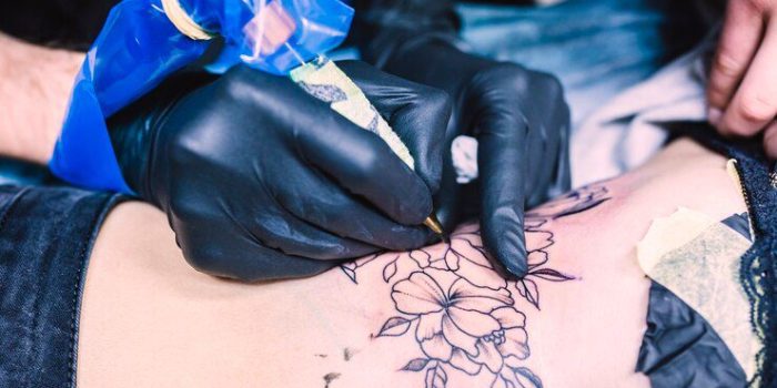 Clínica de dermatologia ajuda vítimas de gangues e tráfico humano a apagar tatuagens indesejadas