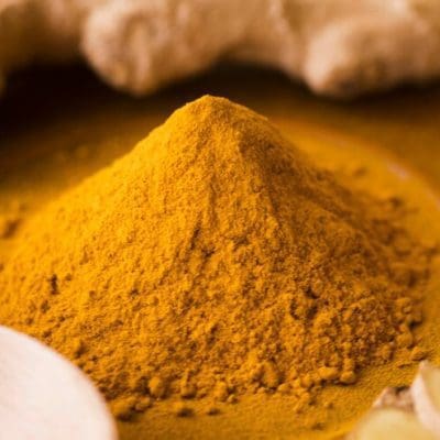Cúrcuma: um tempero milagroso ou uma ilusão perigosa?
