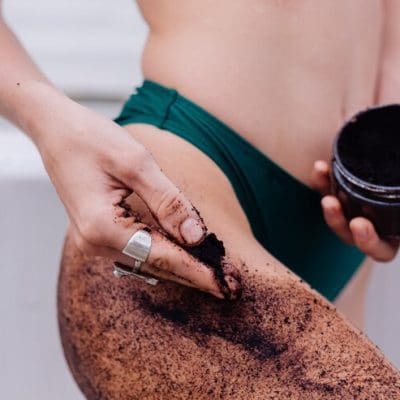 Por que esfoliar a pele com café não elimina as celulites?