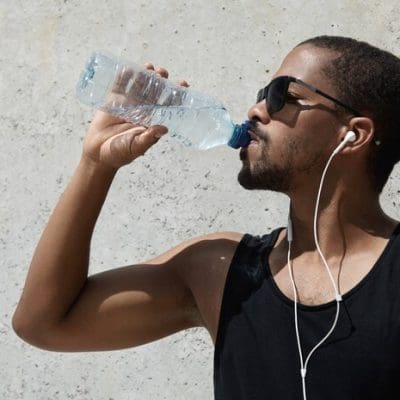 A importância da hidratação no calor extremo e como fazer isso de forma adequada