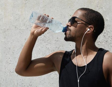 A importância da hidratação no calor extremo e como fazer isso de forma adequada