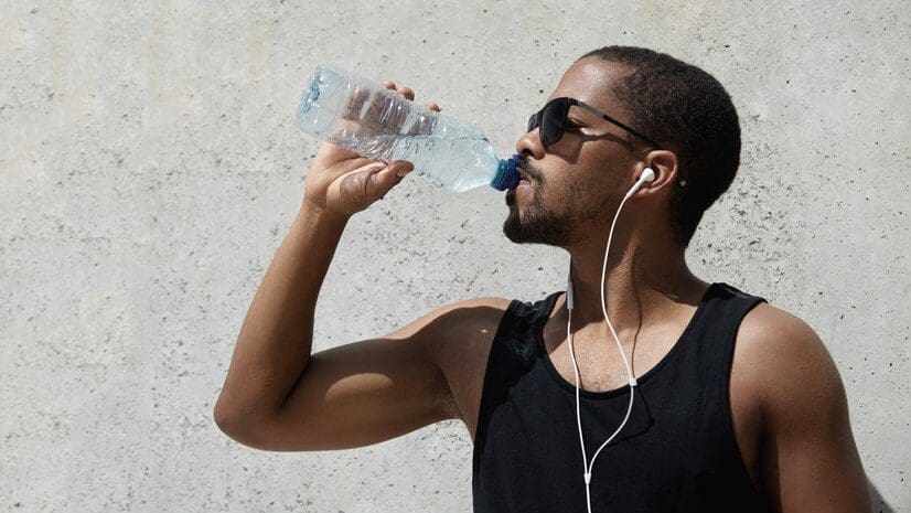 A importância da hidratação no calor extremo e como fazer isso de forma adequada