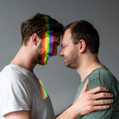 Dia Mundial de Combate à Aids: como a homofobia e a discriminação aumentam o risco de infecção pelo HIV entre os homossexuais