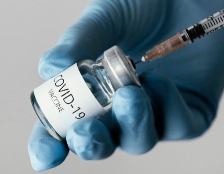 Estudo mostra que conteúdo falso sobre vacinas tem mais influência do que informações sinalizadas como falsas
