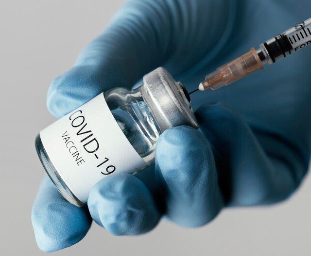 Benefícios da vacinação contra a covid-19 superam riscos de eventos adversos raros, afirma estudo