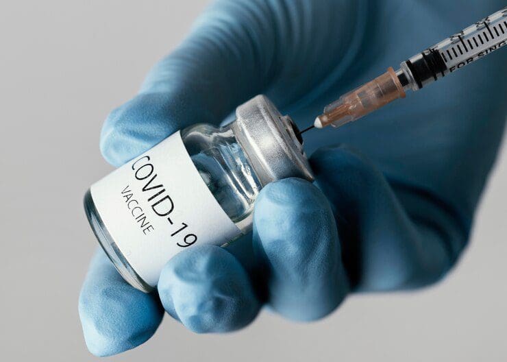Benefícios da vacinação contra a covid-19 superam riscos de eventos adversos raros, afirma estudo