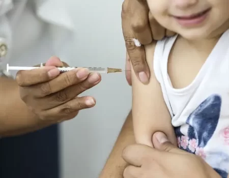 Cobertura vacinal de crianças contra Covid-19 continua baixa no Brasil, apesar da eficácia das vacinas
