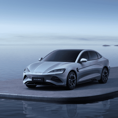 Ações da Tesla caem após redução nas vendas na China e concorrência crescente de rivais, como a BYD