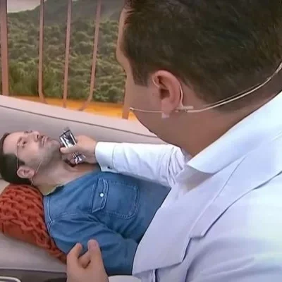 Apresentador de TV descobre cisto na tireoide durante programa ao vivo