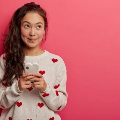 Emprego na era digital: jovem conquista entrevistas de emprego através do Tinder