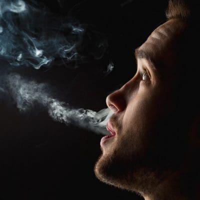 Fabricantes de cigarros de palha são acusados de distribuição gratuita para estudantes